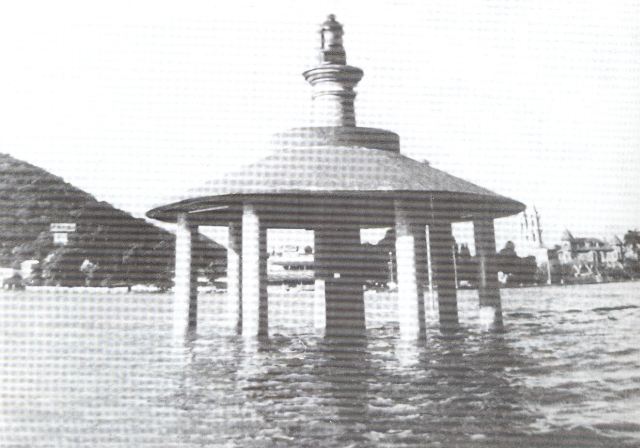 En su mejor época de la década de los sesenta, el agua cubrió el muelle del cual apenas sobresalía el faro