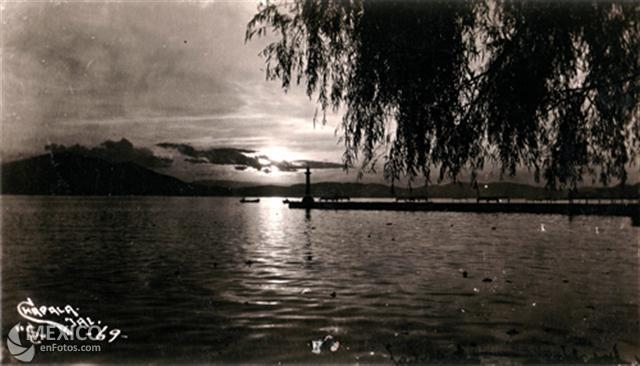 El Sol sobre el Lago de Chapala, antes de la remodelación del faro